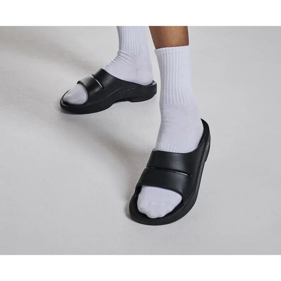 NWOT OOFOS Womens Ooahh Recovery Slide Sandals Shoes 8 Black Comfort Slip On - Picture 2 of 10